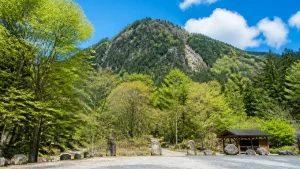 姫栗ふれあい広場は笠置山の玄関口｜無料駐車場40台とヒカリゴケへ続く道を完全ガイドのアイキャッチ画像