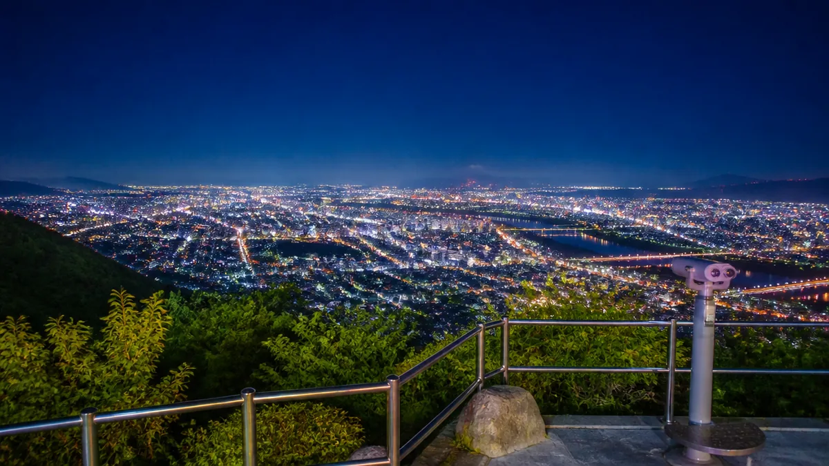 展望台からの絶景は昼と夜で別物｜180度パノラマと夜景100選の光の海の解説画像