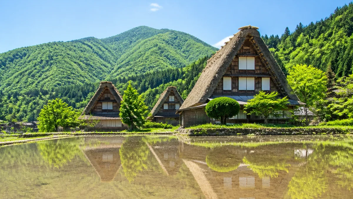 夏の白川郷は新緑と水鏡が主役｜涼やかに歩く半日モデルコースと混雑回避ガイドのアイキャッチ画像