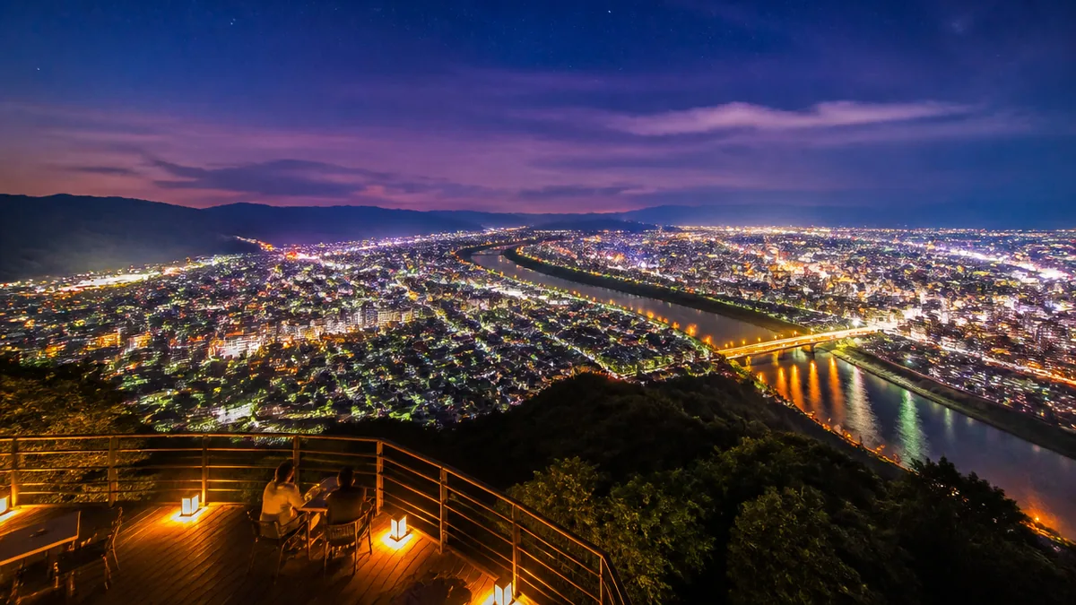 金華山の夜景が「岐阜のオーロラ」と呼ばれる理由｜270度に広がる光の海の解説画像