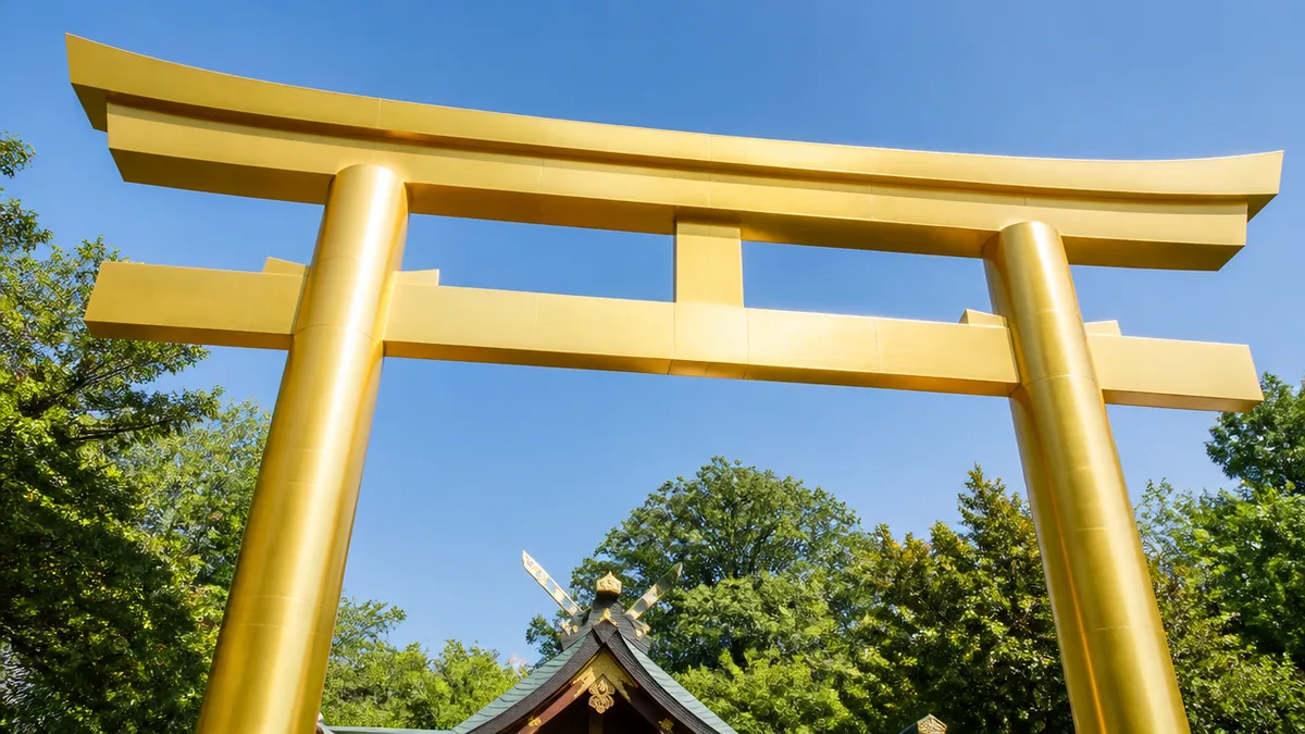 金色に輝く「こがね大鳥居」は写真映えの主役の解説画像