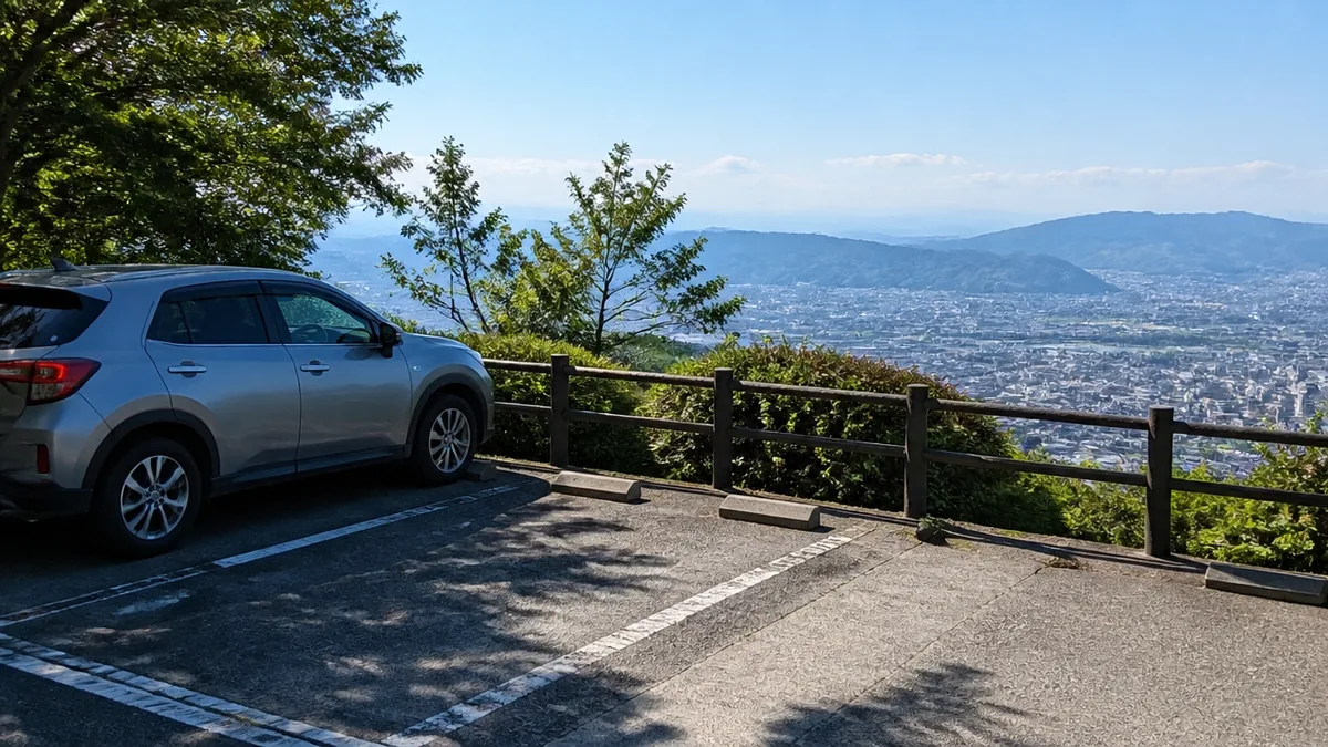 どこに車を停める？数台分のスペースと満車を避けるコツの解説画像