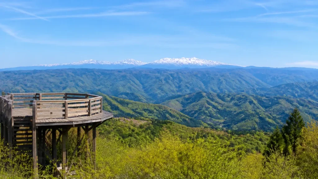 笹平高原の展望台は白山と御嶽山を望む穴場｜銀河ライン5kmの絶景ドライブ完全ガイドのアイキャッチ画像
