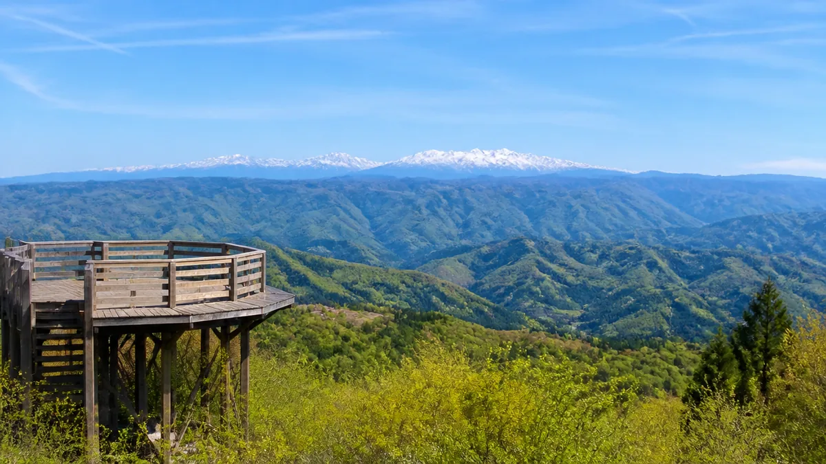 笹平高原の展望台は白山と御嶽山を望む穴場｜銀河ライン5kmの絶景ドライブ完全ガイドのアイキャッチ画像