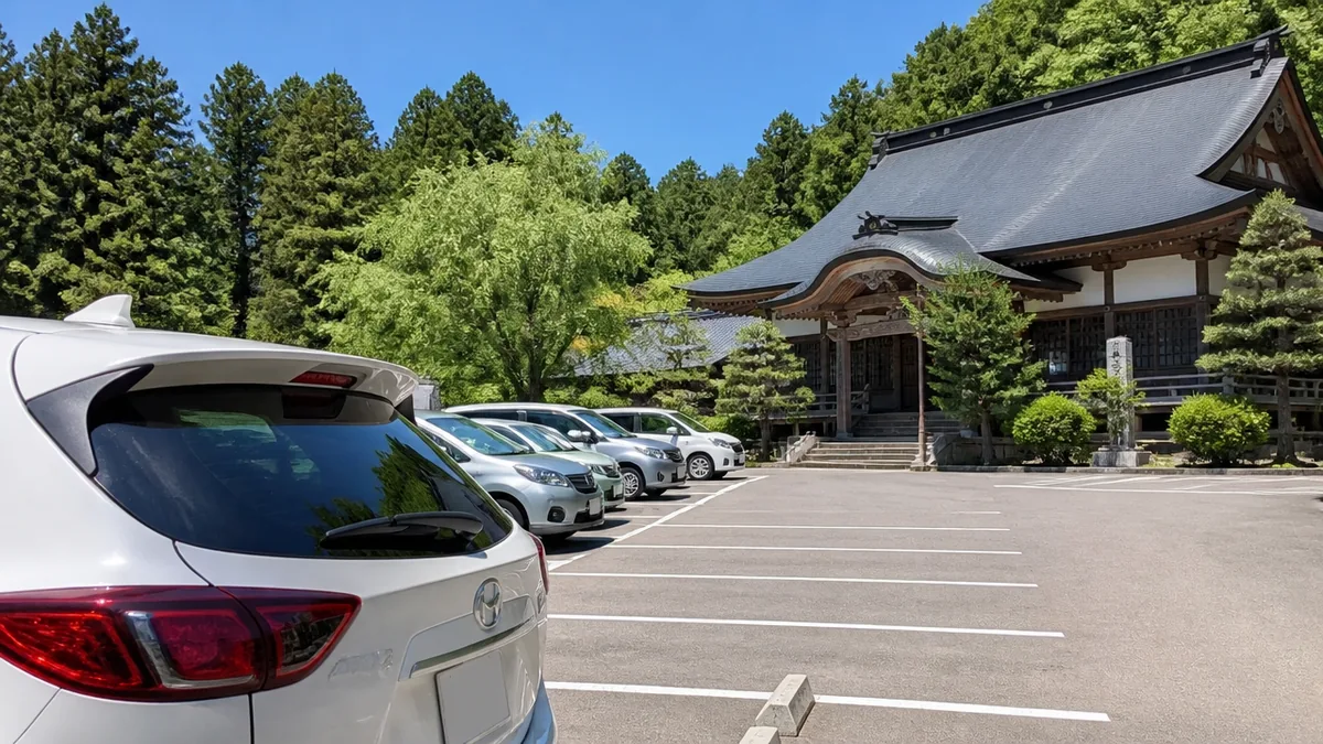 三田洞弘法の駐車場は普通車50台｜1200年の寺に車で行くの解説画像