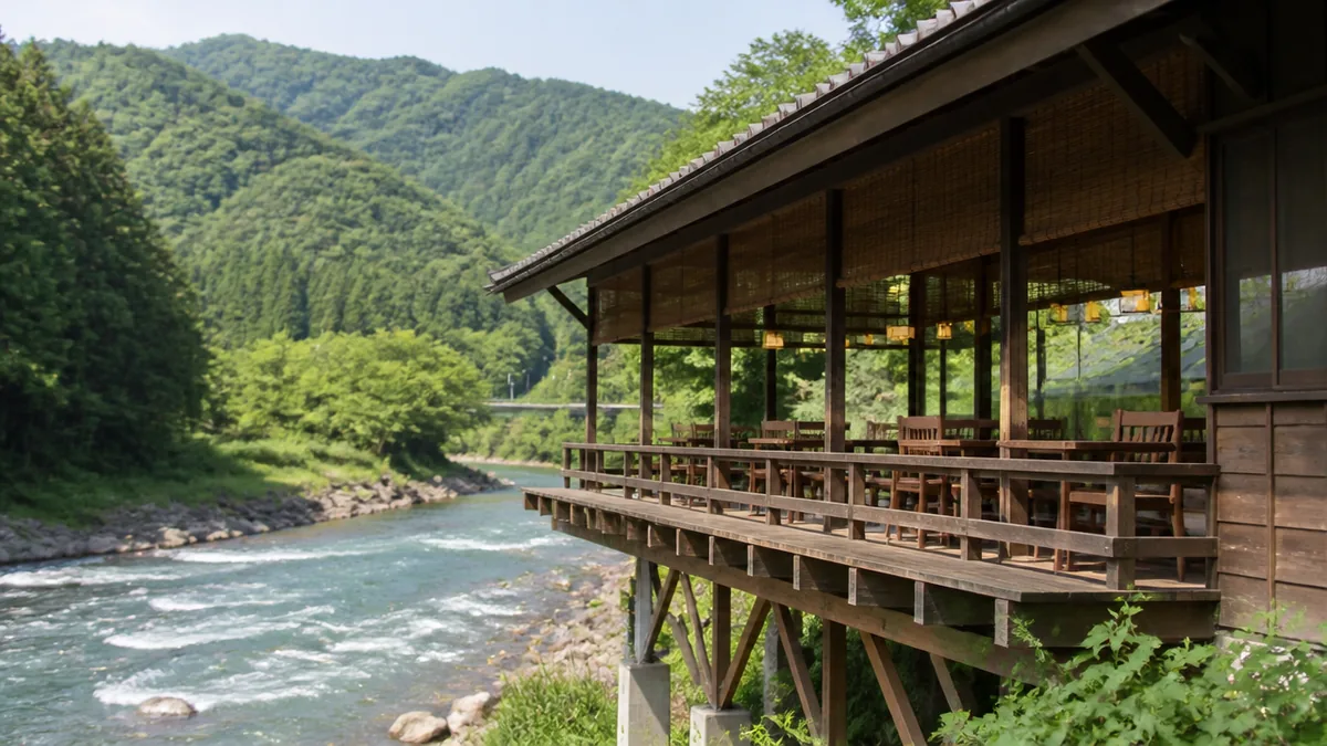 あゆ専科 山びこはどんな店？根尾川に張り出した平屋の鮎専門店の解説画像