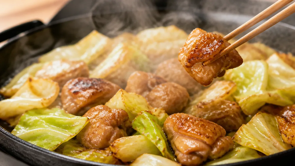 下呂けいちゃんとは？鶏肉とキャベツだけで一皿になる鉄板料理の解説画像